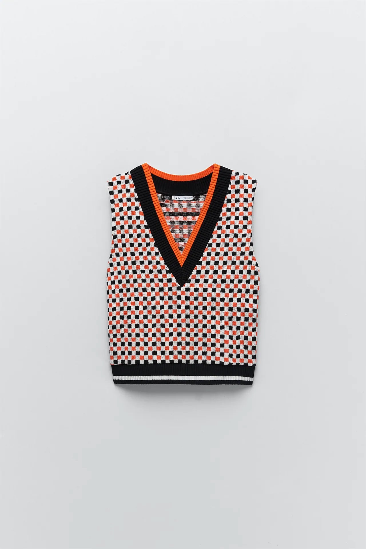 El colorido chaleco de punto de Zara con el que Amelia Bono marca estilo
