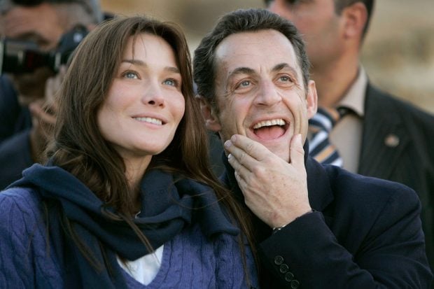 Carla Bruni y Nicol&aacute;s Sarkozy, en una imagen de uno de sus primeros viajes juntos / Gtres
