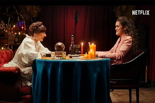 Natalia Fervi&uacute; y Amaia Romero, haciendo el tarot m&aacute;s introspectivo de la cantante / Netflix