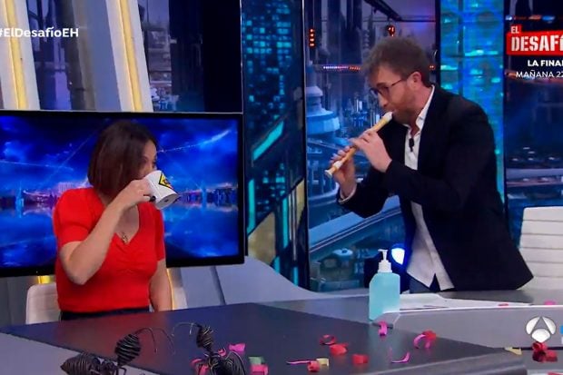 Pablo Motos le toca la flauta a Tamara Falc&oacute; para recibirla como marquesa / Atresmedia