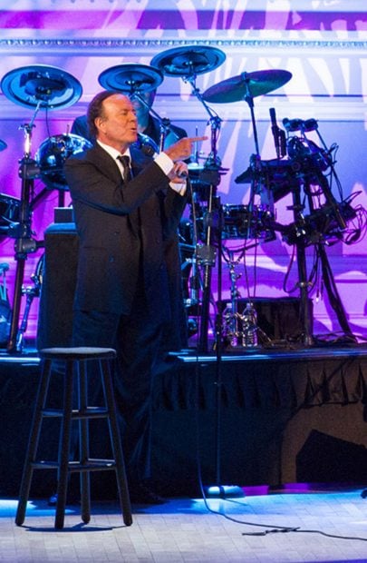 Julio Iglesias en una imagen de archivo durante uno de sus conciertos./Gtres