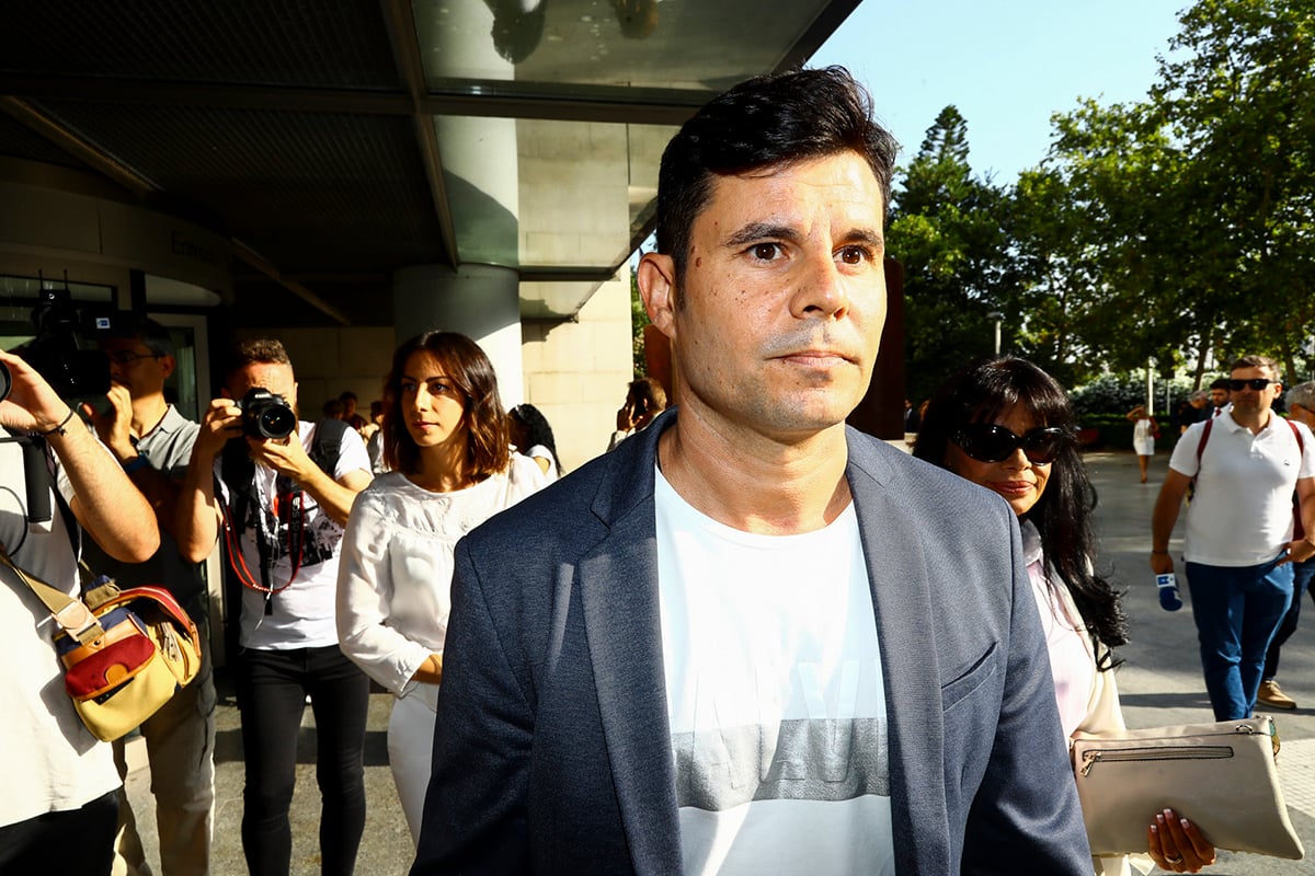 Javier Santos llegando a los juzgados de Valencia por la supuesta paternidad de Julio Iglesias en 2019./Gtres