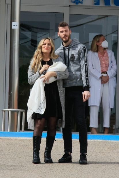 Edurne y David De Gea a las puertas de la cl&iacute;nica Ruber presentando a su hija Yanay./Gtres