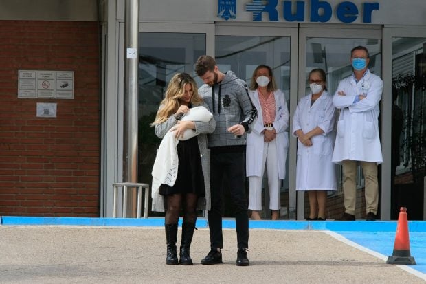 Edurne y David De Gea vuelve a casa junto a la reci&eacute;n nacida./Gtres
