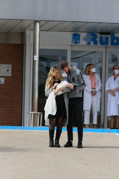 La pareja a las puertas de la cl&iacute;nica Ruber./Gtres