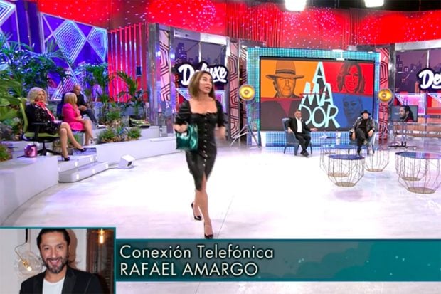 Mar&iacute;a Pati&ntilde;o abandonando el plat&oacute; de 'S&aacute;bado Deluxe'./Telecinco