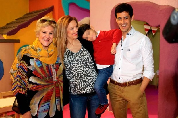 Carmen Baz&aacute;n, Beatriz Trapote, su hijo y V&iacute;ctor Janeiro / Gtres
