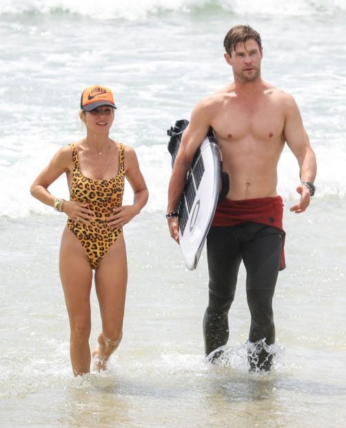 Elsa Pataky y Chris Hemsworth, durante unas vacaciones en la playa / Gtres