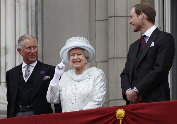 Reina Isabel II, pr&iacute;ncipe Carlos, pr&iacute;ncipe Guillermo