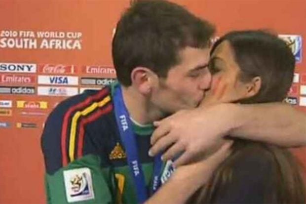 Imagen de cuando Iker Casillas bes&oacute; a Sara tras ganar el Mundial en 2010./Youtube
