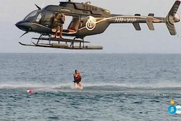 Isabel Pantoja saltando del helic&oacute;ptero en 'Supervivientes' 2019./Telecinco