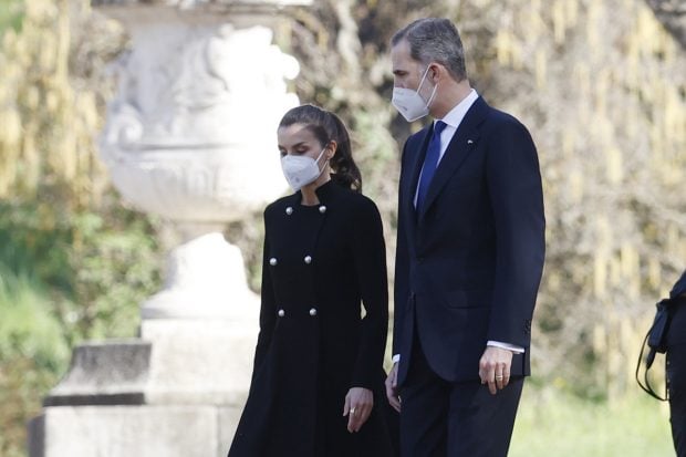 La reina Letizia y el rey Felipe VI han rendido homenaje a la v&iacute;ctima del 11-M./Gtres