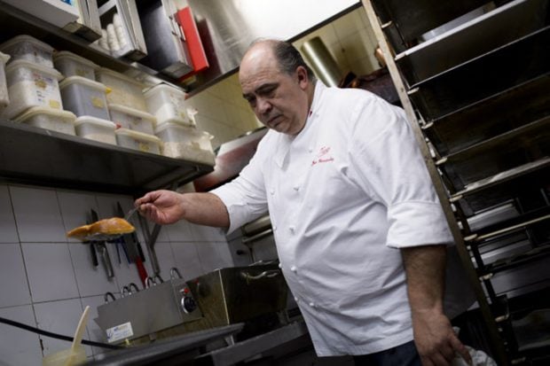 Cocinero preparando unas torrijas./Gtres
