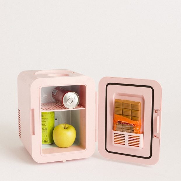 Llega la revoluci&oacute;n, la mini nevera para cosm&eacute;ticos de 40 euros