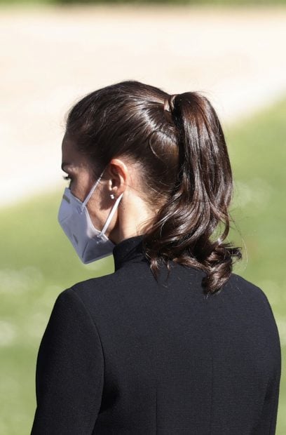 La reina Letizia luciendo una coleta con la melena semiondulada./Gtres