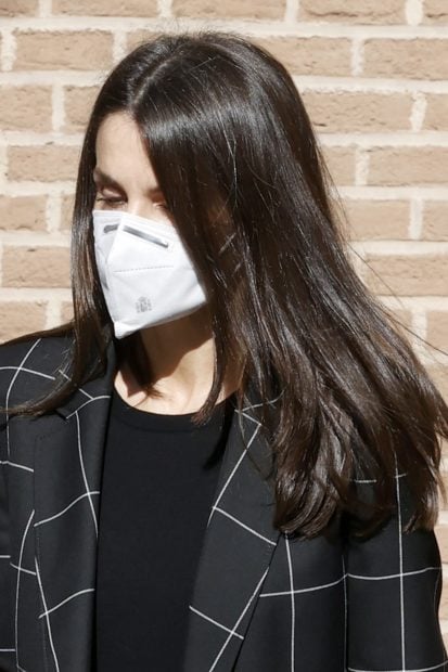 La Reina suele lucir muy a menudo la melena suelta con la raya en medio./Gtres