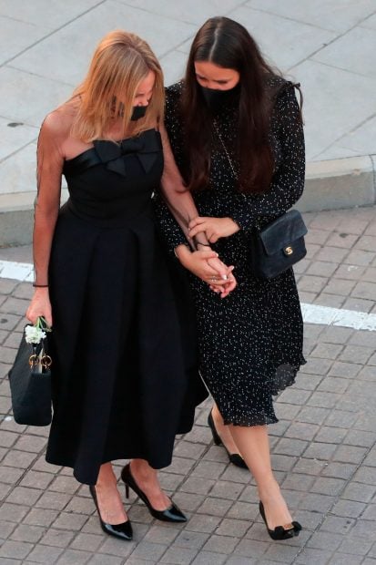 Ana Obreg&oacute;n y Carolina Monje, durante el entierro de &Aacute;lex Lequio / Gtres