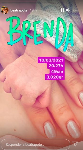 Bea ha publicado esta storie en Instagram, agarrando la manita de su hija / Instagram