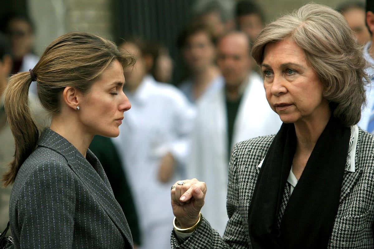 Do&ntilde;a Letizia junto a la entonces reina Sof&iacute;a visitando a los heridos de los atentados del 11 de marzo de 2004 el mismo d&iacute;a de la tragedia / GTRES