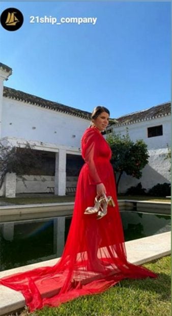 Carla Vigo posando con un llamativo vestido rojo./Instagram @21ship_company