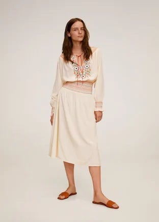 Vuelve el vestido de Mango Outlet que hace tipazo y est&aacute; de oferta