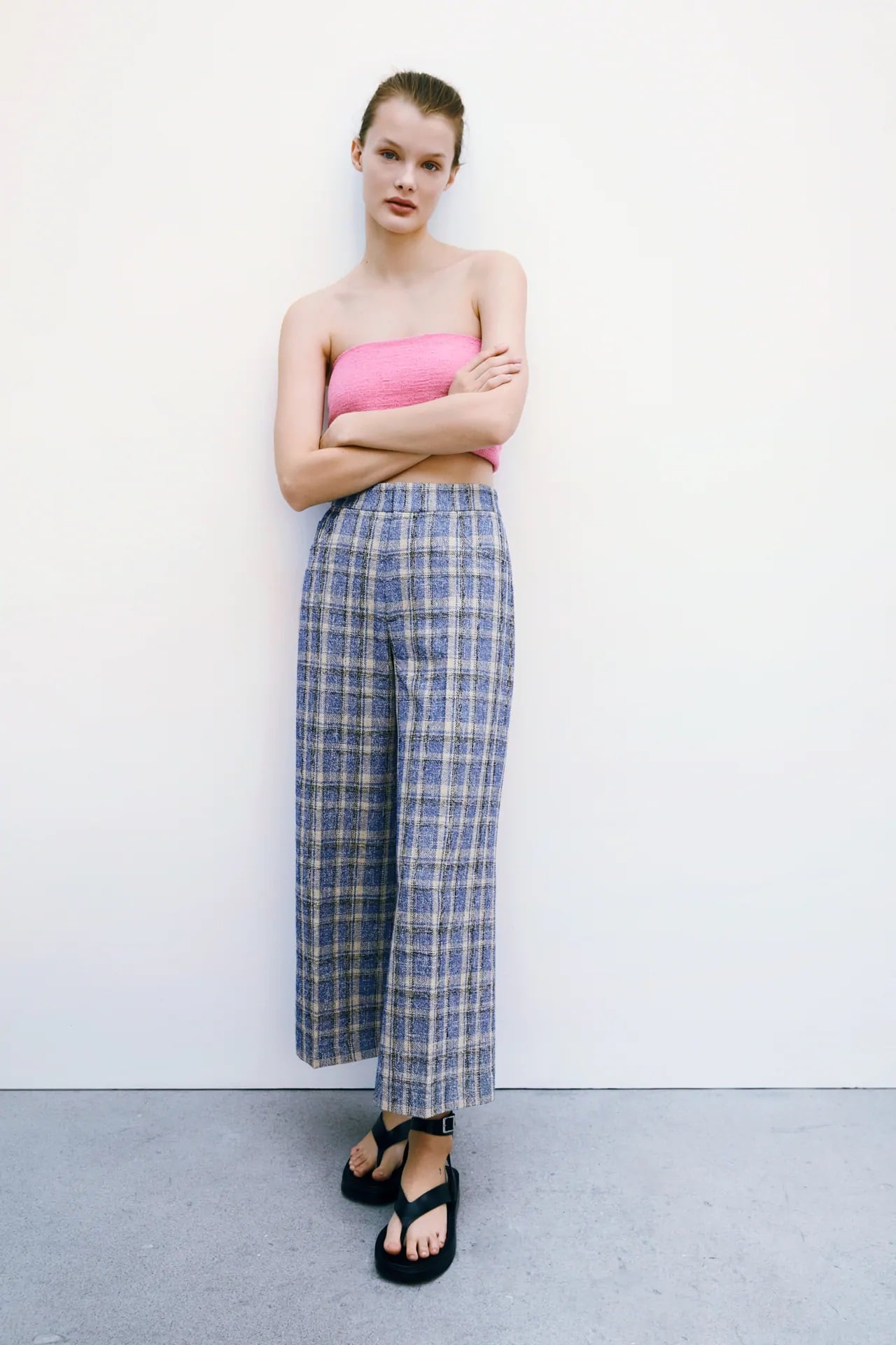 Los pantalones a cuadros de Zara con los que Amelia Bono sale a comprar churros