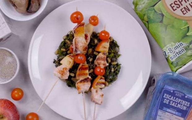 Brochetas de salm&oacute;n en cama de espinacas