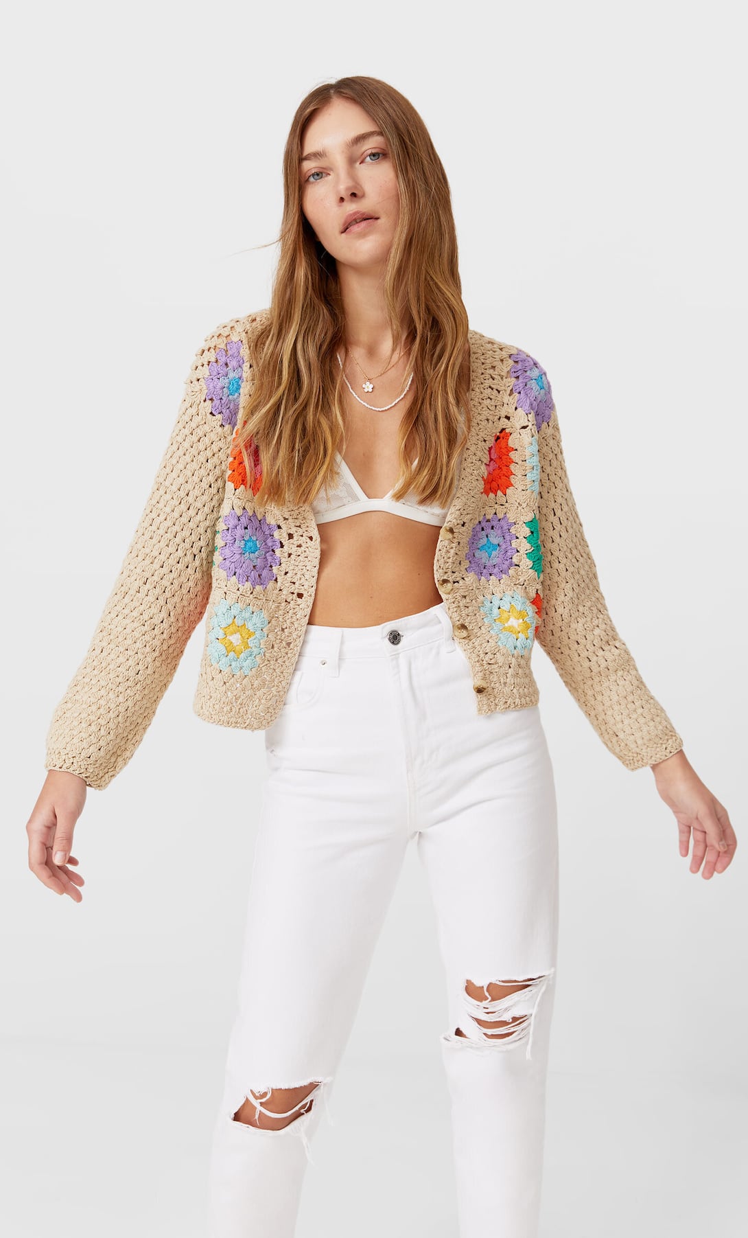Stradivarius vende la chaqueta crochet sesentera de esta primavera