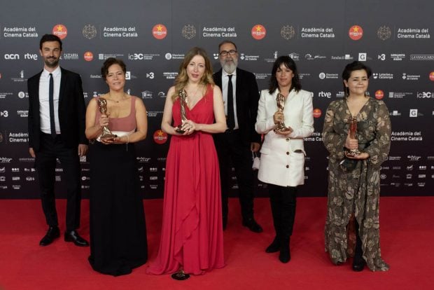 Pilar Palomero y su equipo, con el Premio Gaud&iacute; / Gtres