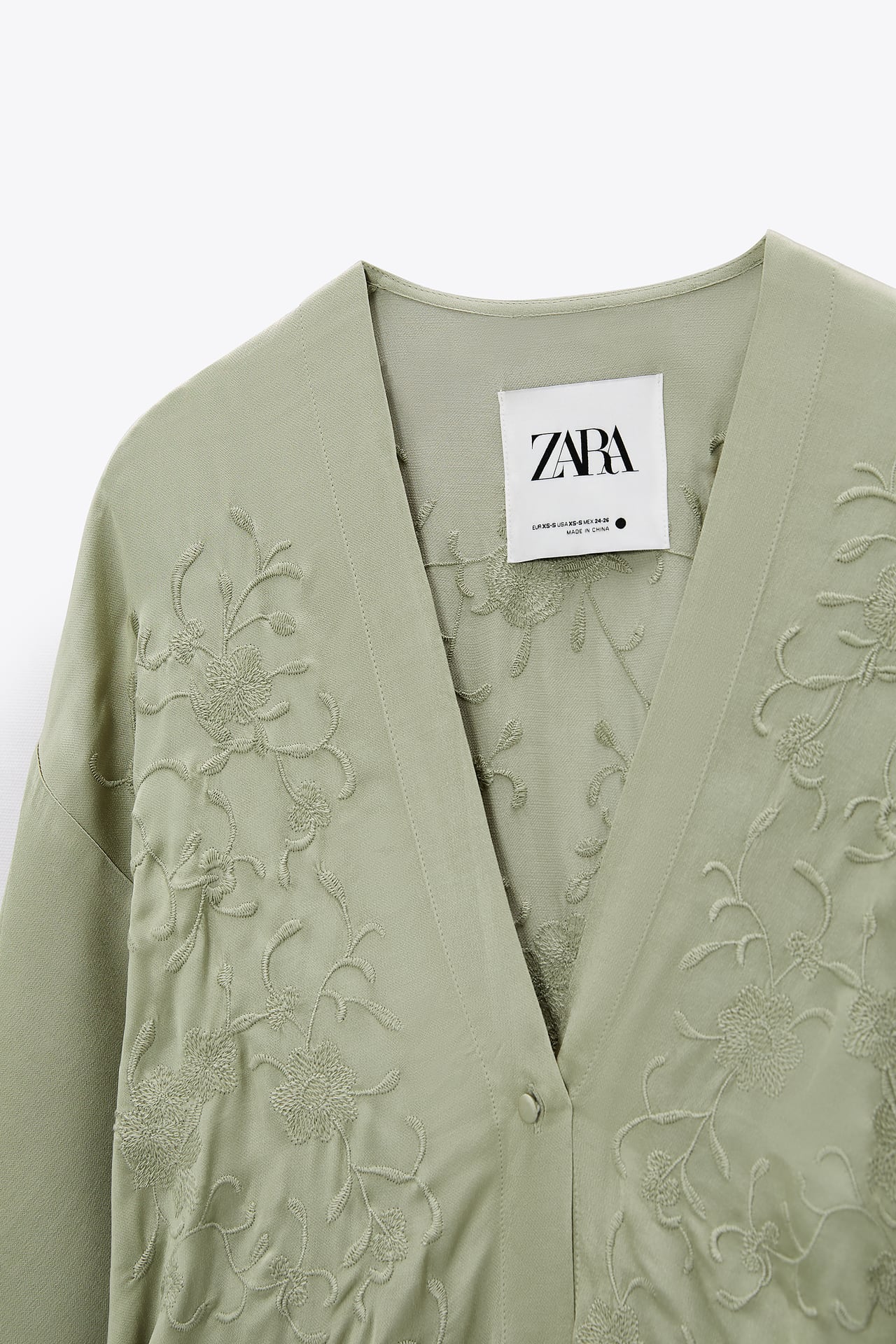 Este es el kimono bordado a mano de Zara que llevar&aacute;s como vestido, camisa o chaqueta