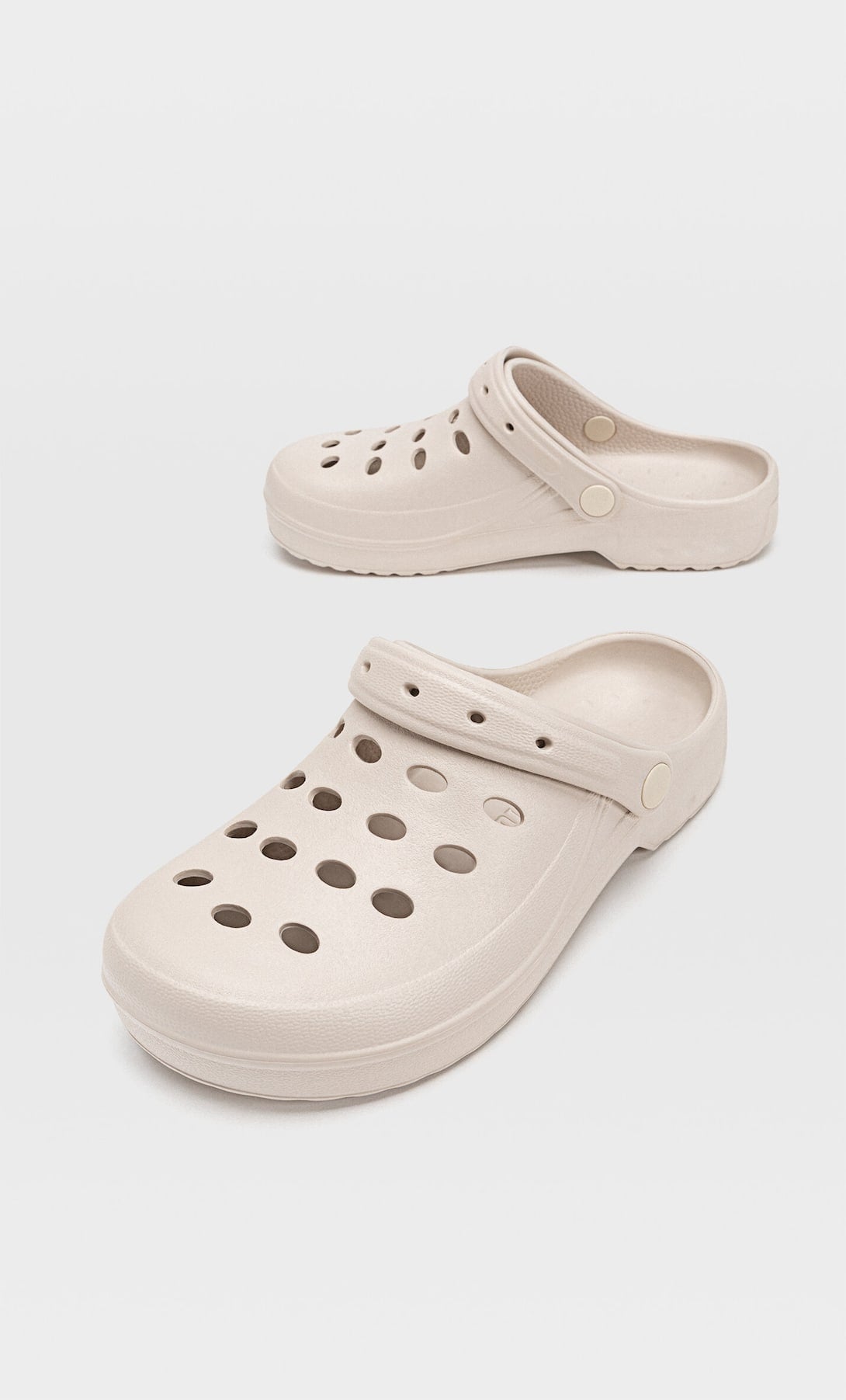 El zueco engomado de Stradivarius tipo Crocs se vende por menos de la mitad 