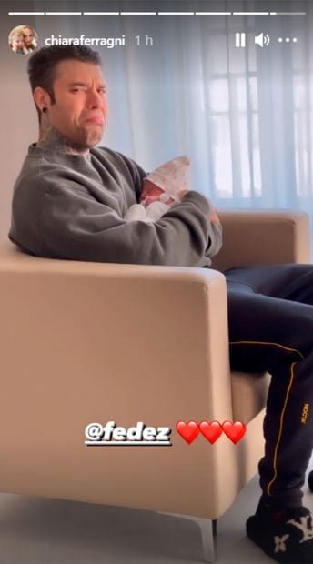 Fedez sujeta en brazos por primera vez a su reci&eacute;n nacida / Instagram