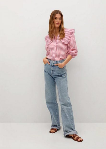 Camisa babydoll de Mango combinada con unos jeans./Mango