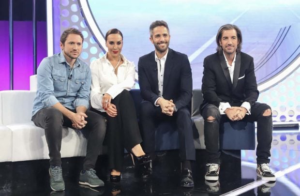 El presentador Roberto Leal con Joe P&eacute;rez Orive y los cantantes Manuel Martos y M&oacute;nica Naranjo 
