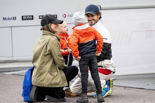 Carlos Felipe y Sof&iacute;a de Suecia junto a sus hijos Gabriel y Alexander./Gtres