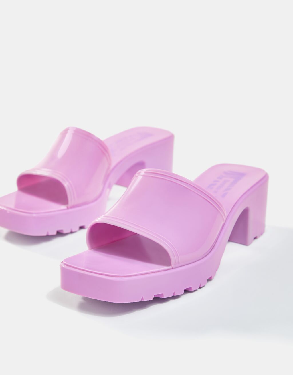Bershka clona las chanclas de goma de Gucci de 250 euros