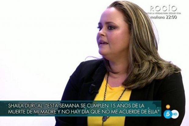 La hija de Roc&iacute;o D&uacute;rcal por primera vez sentada en el plat&oacute; de 'S&aacute;bado Deluxe'./Telecinco