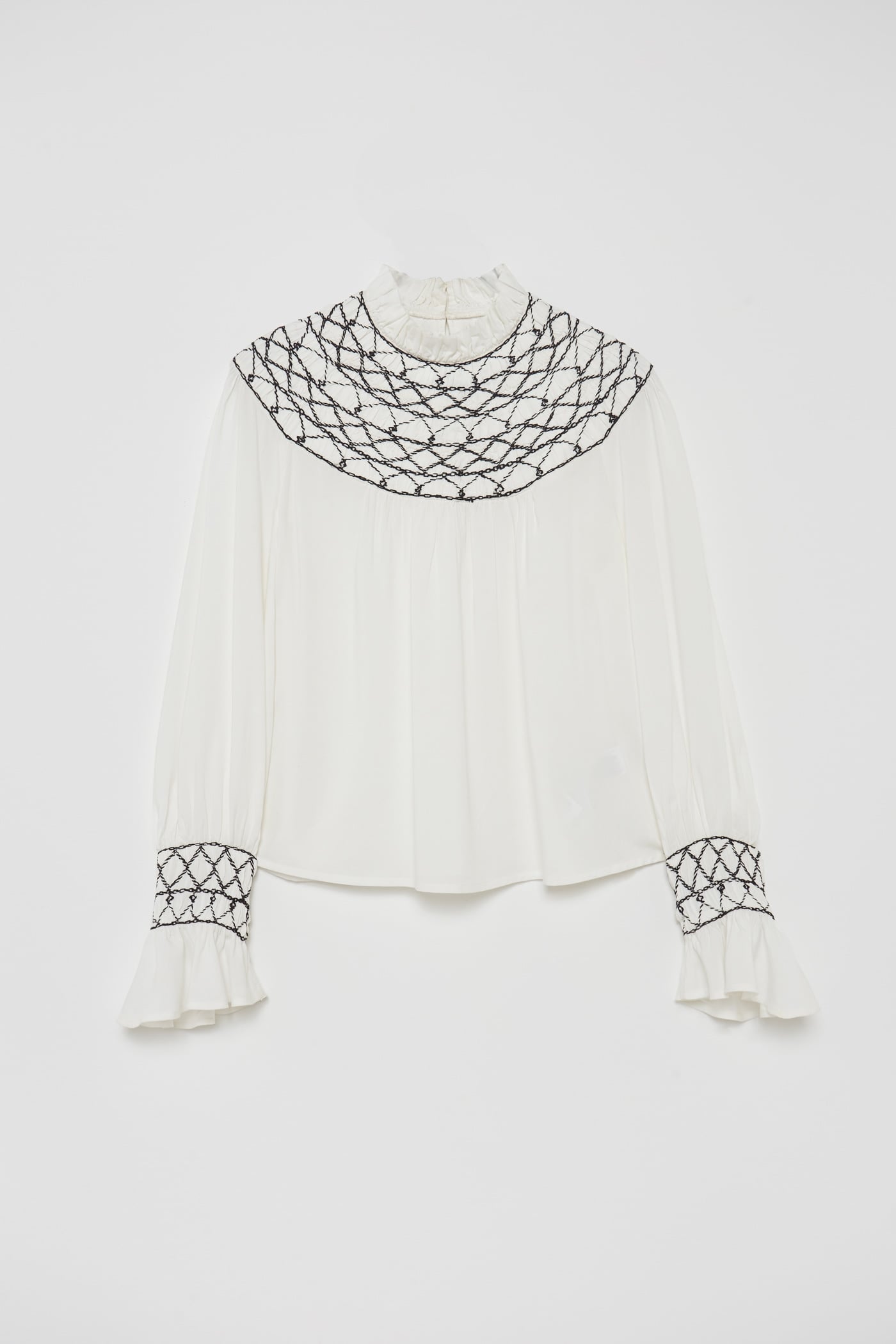 Sfera despierta pasiones con la blusa bordada que copia a la perfecci&oacute;n de Prada