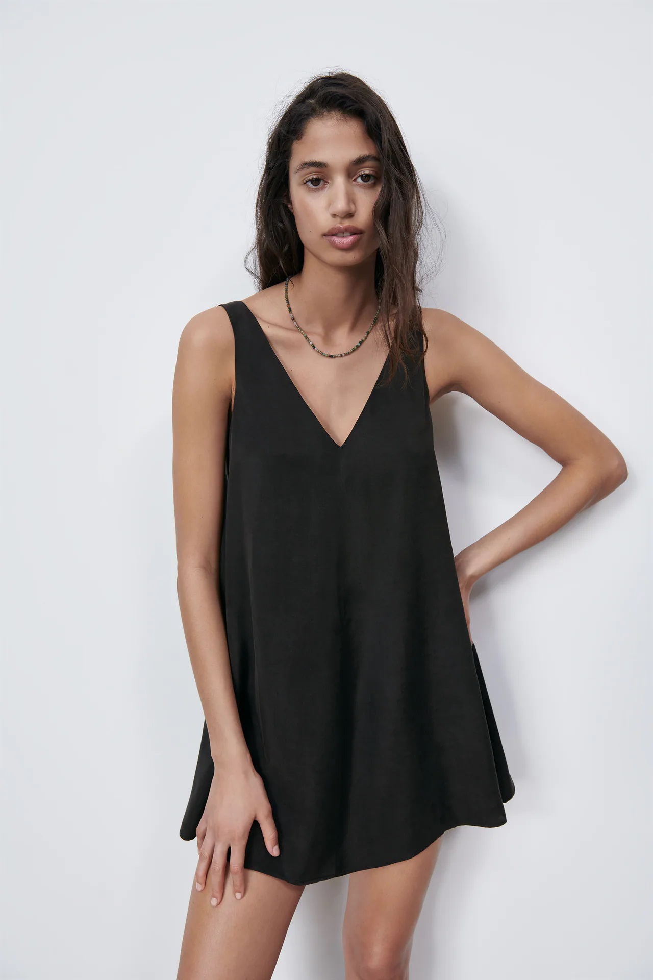 Amelia Bono combina mini vestido negro con botas militares