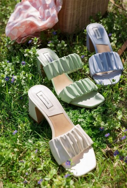 Sandalias tonos pastel de Stradivarius./Stradivarius