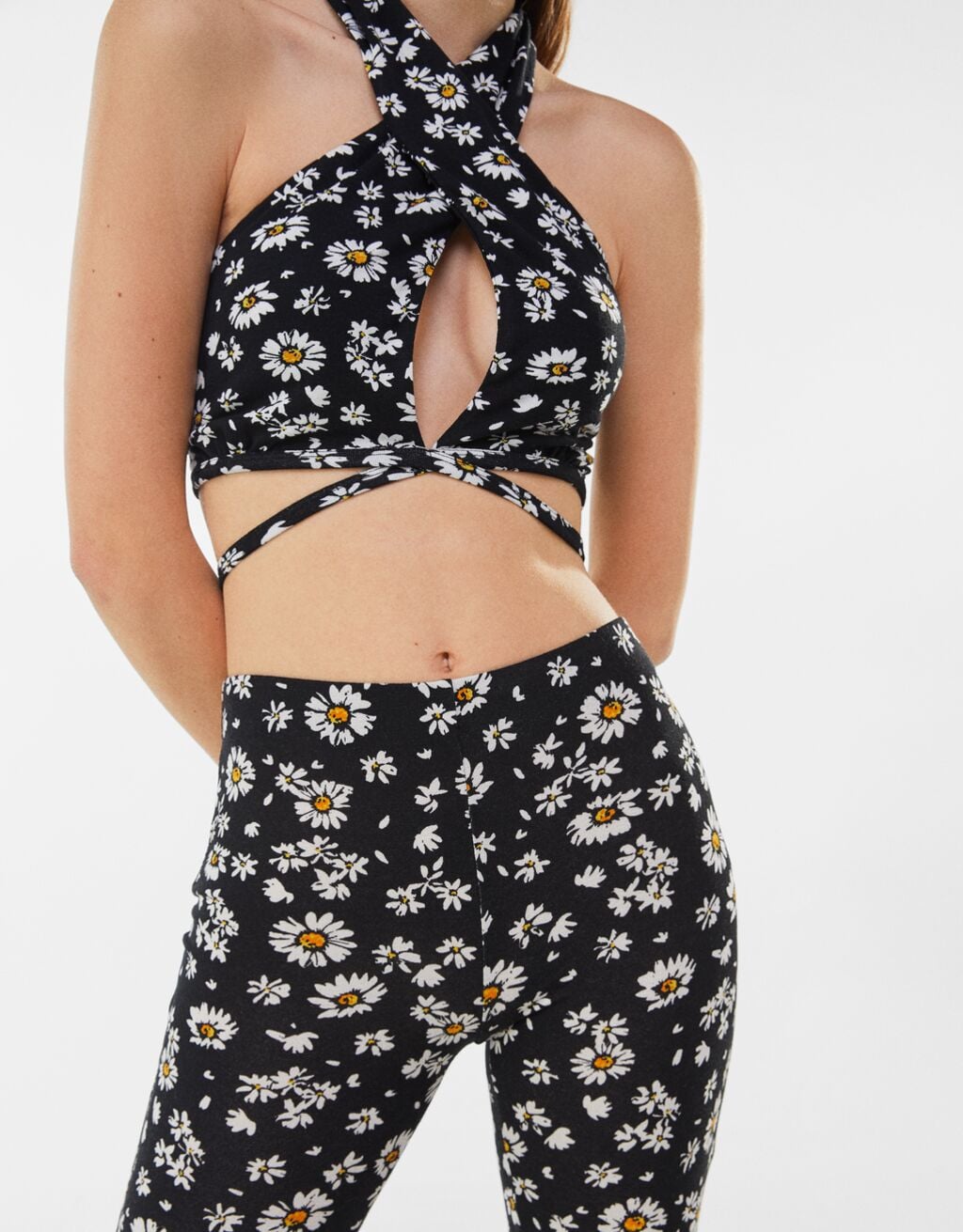 Las margaritas son el estampado de moda, este conjunto de Bershka lo demuestra