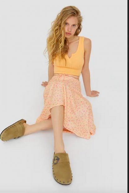 Zuecos marrones con hebilla de Zara./Zara
