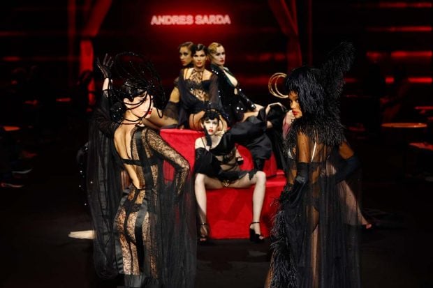 Desfile Andr&eacute;s Sard&aacute; 
