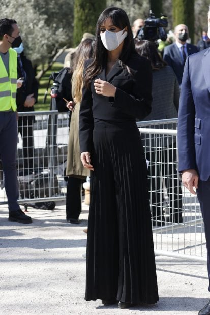 Bego&ntilde;a Villac&iacute;s con un look 'total black'./Gtres
