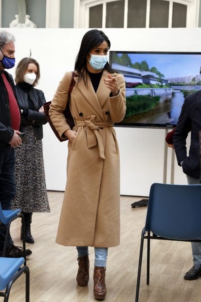 Bego&ntilde;a Villac&iacute;s luce un abrigo de pana en color nude./Gtres