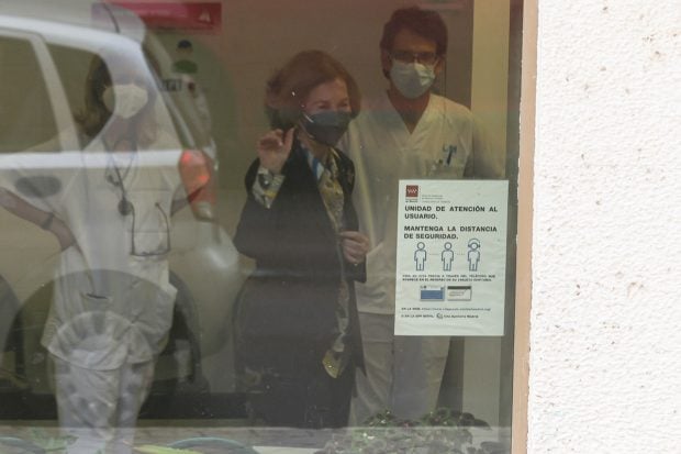 Do&ntilde;a Sof&iacute;a saludando a los medios de comunicaci&oacute;n./Gtres