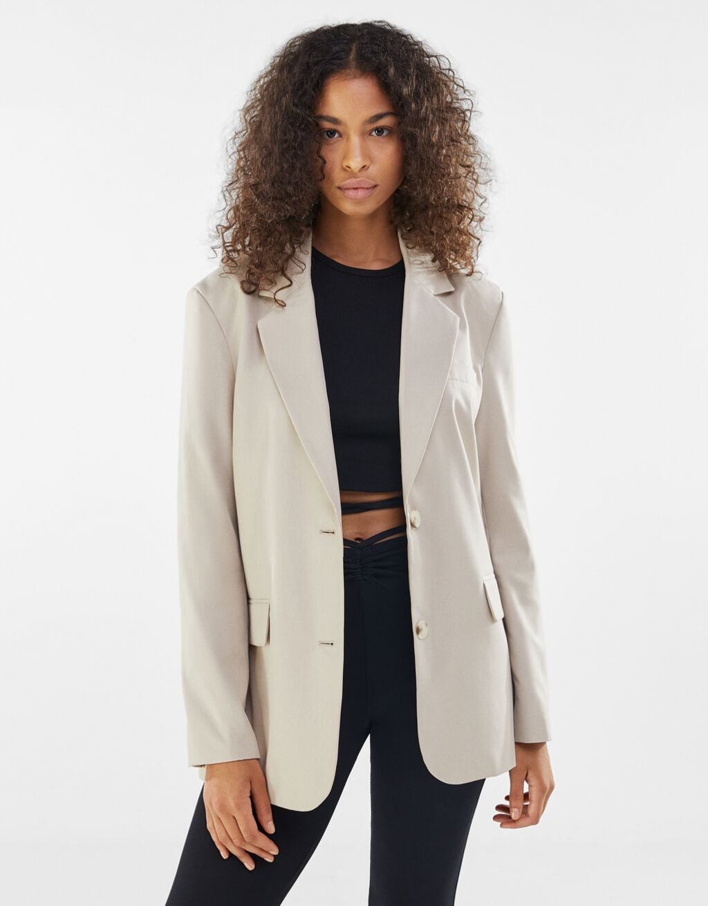 Un blazer oversize como el de Sara Carbonero está disponible en Bershka con descuento