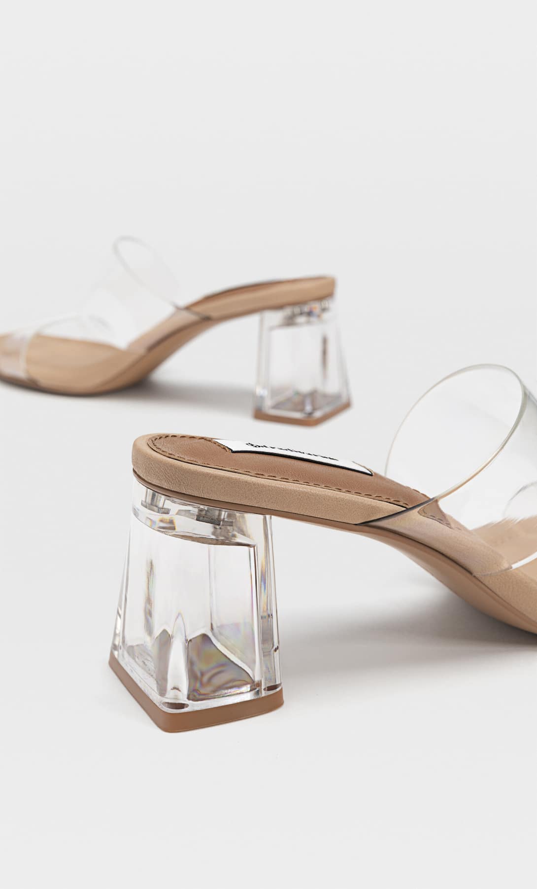 Stradivarius tiene las sandalias de vinilo preferidas por Kim Kardashian