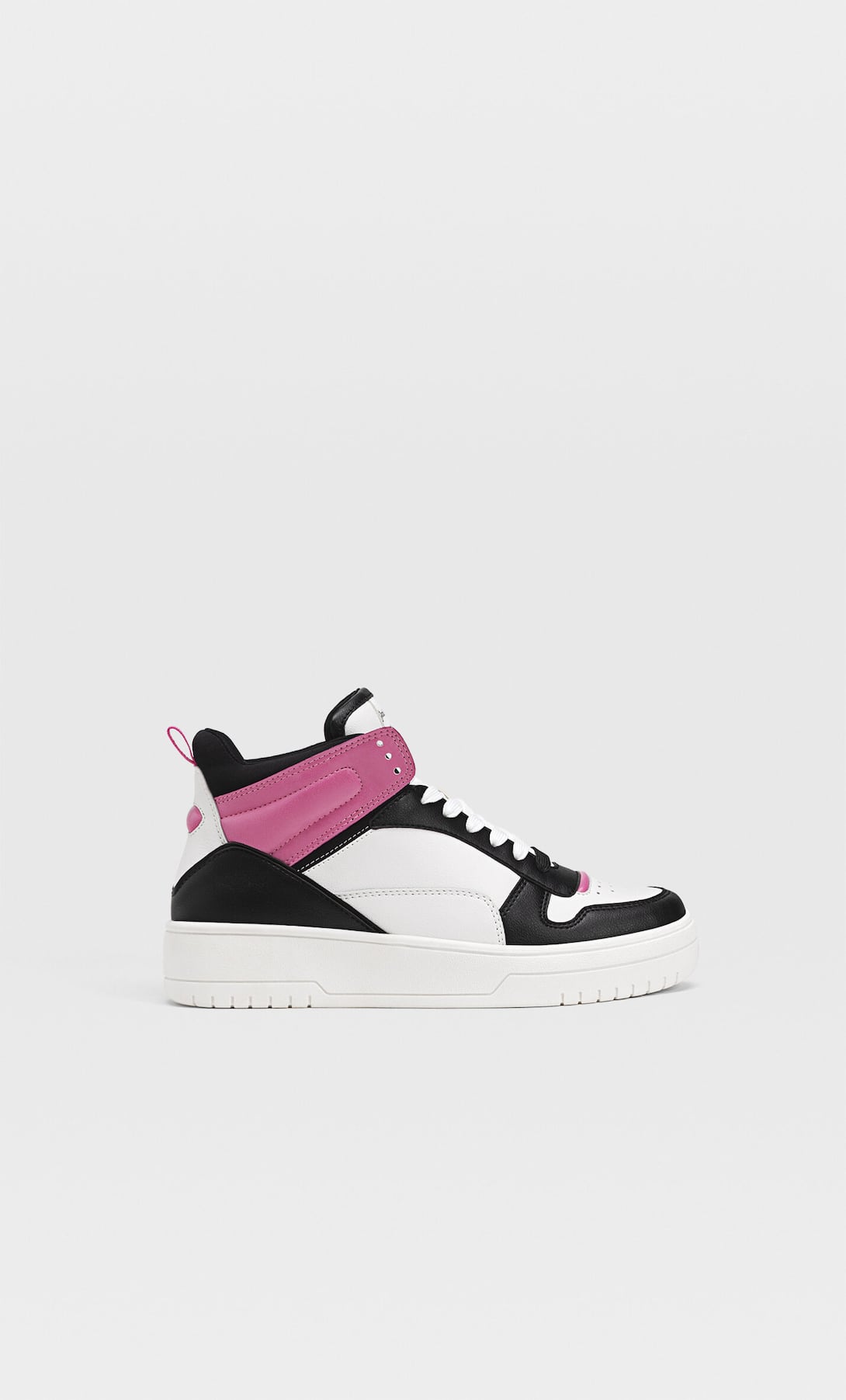Nike es la fuente de inspiraci&oacute;n de Stradivarius, la diferencia es m&aacute;s de 200 euros