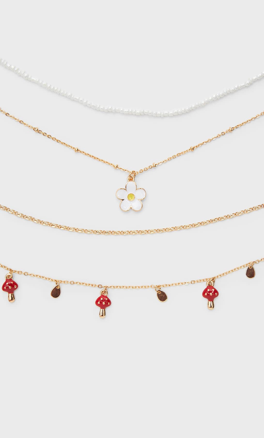 Stradivarius presenta su nueva colecci&oacute;n de bisuter&iacute;a cargada de sonrisas y flores